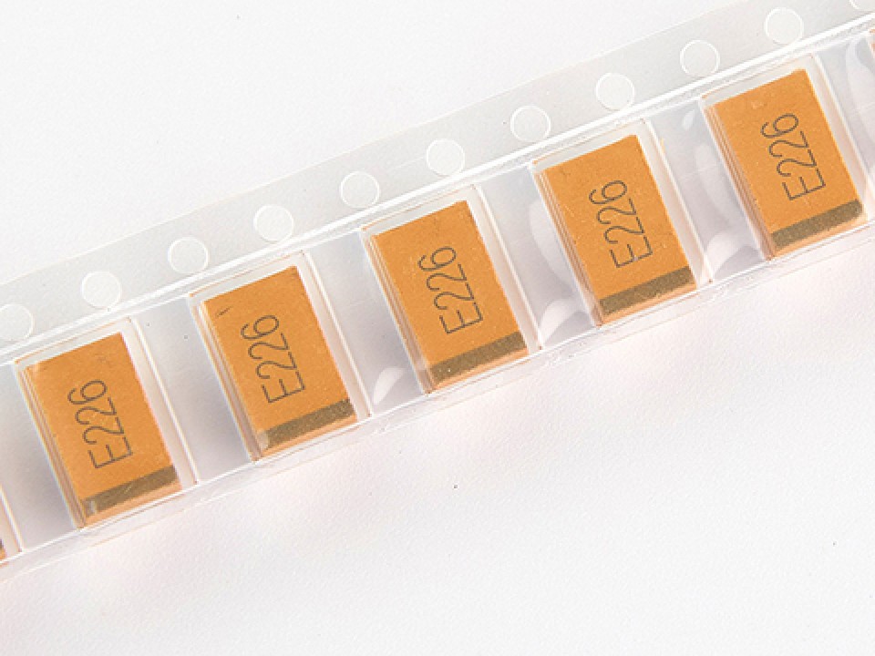 22мкф 16в SMD разм.D 10% тантал. конденсатор XIANGYEE CA45-D016K226T (арт. 281471)
